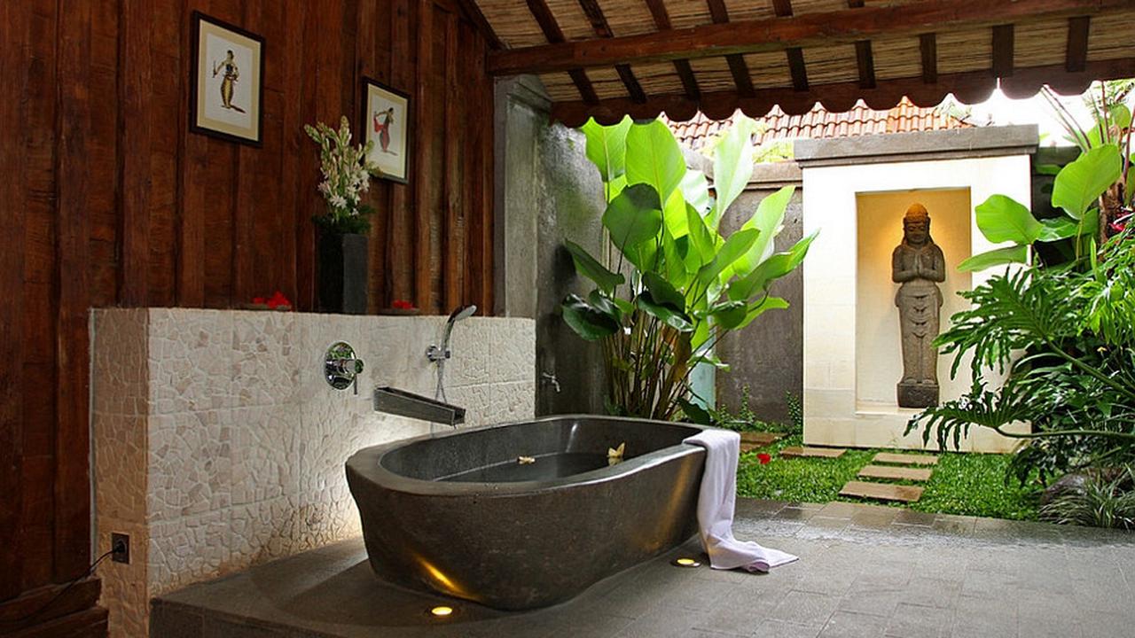 20170712-membersihkan kamar mandi outdoor-rumahcom-boy