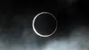 Bulan melintas di depan matahari selama gerhana matahari total di Puerto San Julian, provinsi Santa Cruz, Argentina, pada tanggal 2 Oktober 2024. (Juan MABROMATA/AFP)