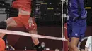 Pemain Russian Olympic Committee Egor Kliuka memukul bola saat melawan pemain Prancis Barthelemy Chinenyeze dan Antoine Brizard pada pertandingan final bola voli putra Olimpiade Tokyo 2020 di Tokyo, Jepang, Sabtu (7/8/2021). Prancis mengalahkan ROC 3-2. (AP Photo/Manu Fernandez)