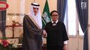 Menteri Luar Negeri Arab Saudi, Adel bin Al-Jubeir (kiri) bersalaman dengan Menteri Luar NegeriRepublik Indonesia, Retno Marsudi jelang pertemuan bilateral di Jakarta, Selasa (23/10). Pertemuan membahas isu strategis. (Liputan6.com/Helmi Fithriansyah)