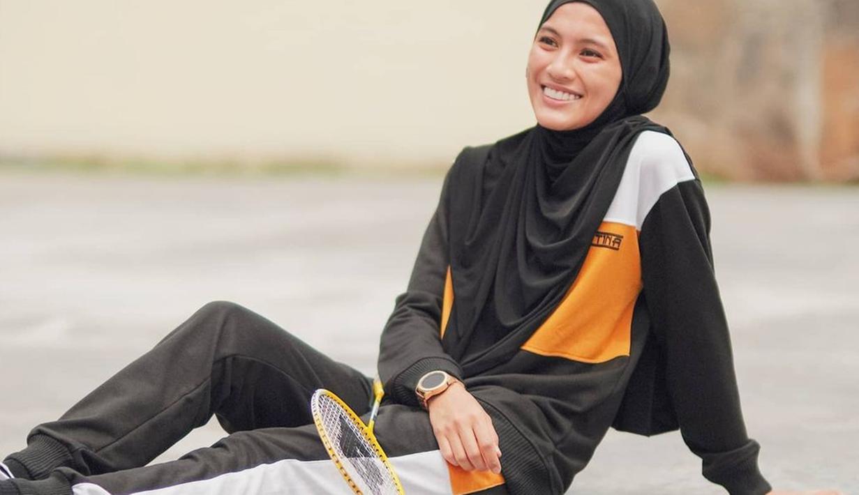 Komentar miring mengenai tubuhnya yang disebut terlalu kurus itu pun tidak jadi pikiran bagi Alyssa maupun Dude Harlino. Alyssa memiliki tubuh yang ramping dan sehat juga dikarenakan dirinya rajin berolahraga. (Liputan6.com/IG/@ichasoebandono)