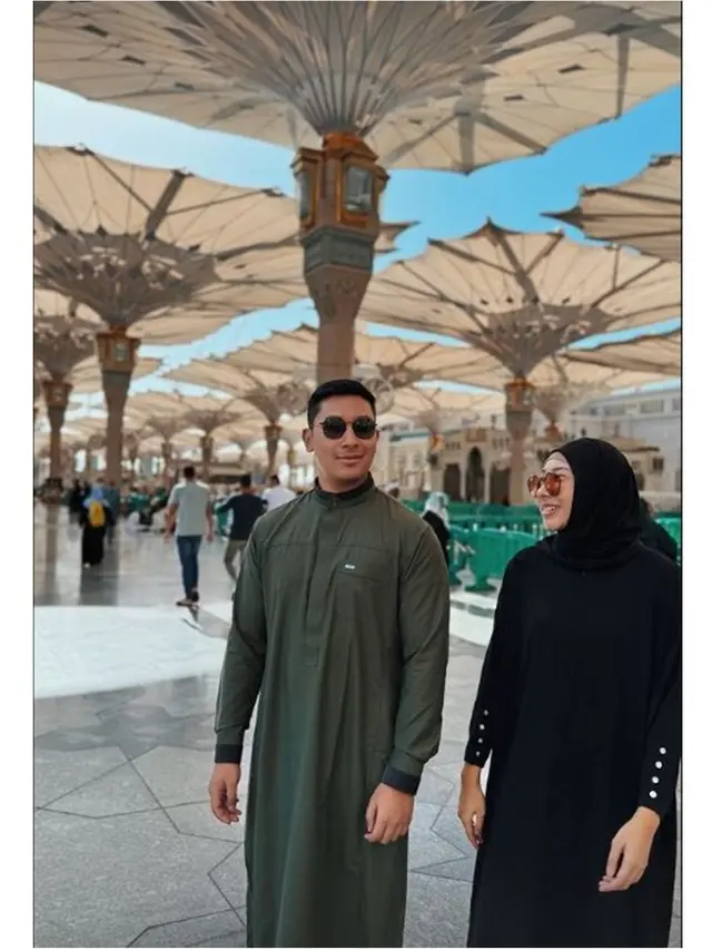 7 Potret Darma Mangkuluhur Umrah Bareng Sang Ayah Tommy Soeharto, Tampil Gagah