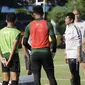 Kiper Timnas Indonesia U-23, Indra Sjafri, saat latihan di Lapangan G, Senayan, Jakarta, Senin (21/10). Latihan ini untuk persiapan jelang SEA Games 2019. (Bola.com/M Iqbal Ichsan)