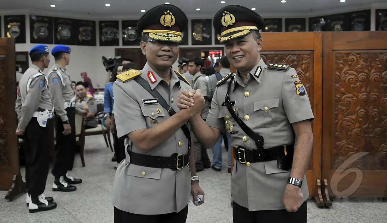 Brigjen Pol Oerip Sobagyo (kanan) melakukan salam komando dengan Kapolda DIY Kombes Pol Erwin Triwanto seusai upacara serah terima jabatan di Mabes Polri, Selasa (17/3/2015). (Liputan6.com/Johan Tallo)