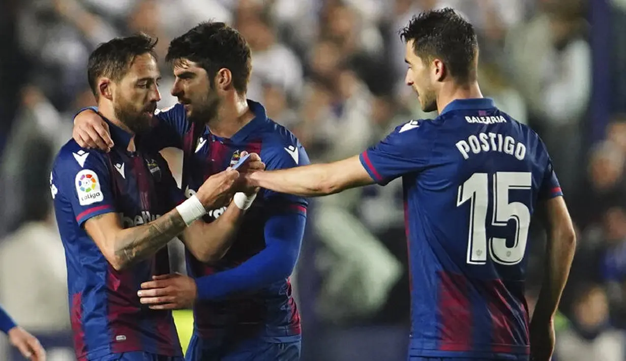 Pemain Levante, Jose Luis Morales, melakukan selebrasi usai membobol gawang Real Madrid pada laga La Liga di Stadion Ciutat de Valencia, Sabtu (22/2/2020). Levante menang 1-0 atas Real Madrid. (AP/Alberto Saiz)