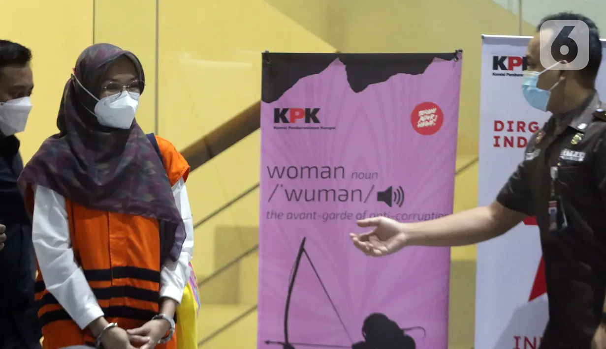 Bupati Probolinggo, Puput Tantriana Sari (kiri) usai menjalani pemeriksaan di Gedung KPK Jakarta, Selasa (7/9/2021). Sebelumnya, Puput bersama suaminya, Hasan Aminuddin terkena OTT KPK, Senin (30/8) lalu terkait dugaan suap seleksi jabatan di Pemkab Probolinggo. (Liputan6.com/Helmi Fithriansyah)