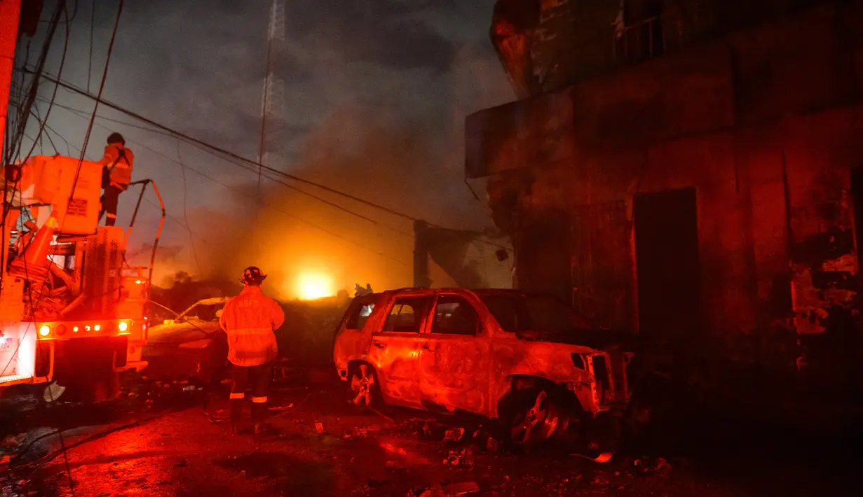Petugas pemadam kebakaran bekerja untuk memadamkan api setelah ledakan di sebuah bangunan komersial di San Cristobal, Republik Dominika, pada 14 Agustus 2023. (AFP stringer)
