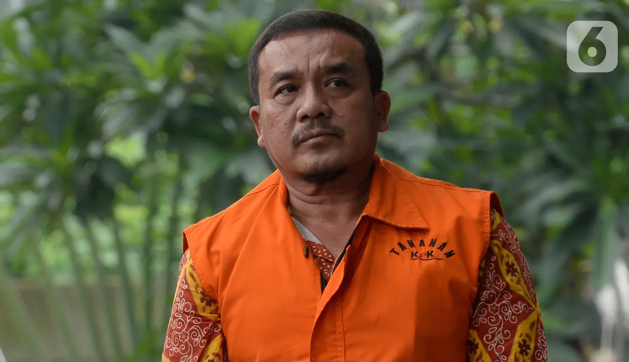 Tersangka mantan Kepala Dinas PUPR Kabupaten Indramayu, Omarsyah tiba untuk menjalani pemeriksaan di gedung KPK, Jakarta, Selasa (28/1/2019). Omarsyah diperiksa terkait kasus dugaan pengaturan proyek di lingkungan Pemerintah Kabupaten Indramayu tahun anggaran 2019. (merdeka.com/Dwi Narwoko)
