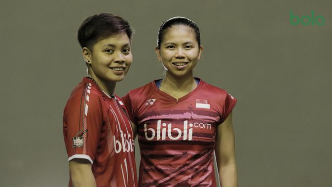 Ganda putri Indonesia, Greysia Polii/Apriyani Rahayu berpose saat sesi pemotretan di Pelatnas Bulutangkis, Cipayung, Jakarta, Senin (7/5/2018). (Bola.com/M Iqbal Ichsan)