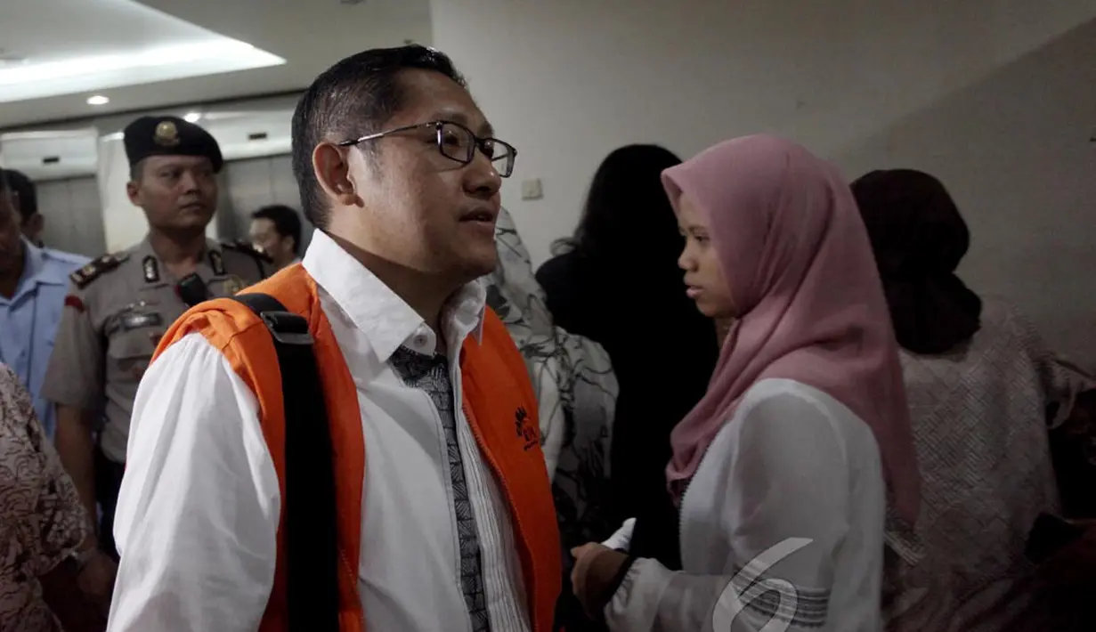 Anas Urbaningrum saat memasuki ruang persidangan di Pengadilan Tipikor, Jakarta, Kamis (11/9/2014) (Liputan6.com/Andrian M Tunay)
