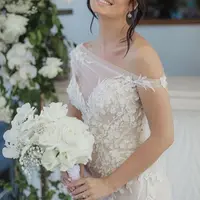 Awalnya perempuan ini hanya meminta saran soal kaus kaki yang dikenakan, tetapi netizen langsung fokus ke rok yang dikenakannya. Ternyata…  (Foto Instagram)