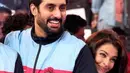 Bahkan tidak sedikit warganet yang menyebut Abhishek Bachchan sebagai anak yang manja lantaran tidak bisa hidup mandiri. Abhishek Bachchan pun terlihat santai saat menghadapi komentar warganet. (Foto: dnaindia.com)