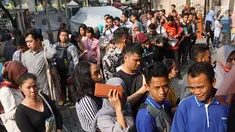 Antrean warga saat mengurus surat pindah tempat memilih atau Formulir A5 Pemilu 2019 di Kantor KPUD Jakarta Selatan, Jakarta, Rabu (10/4). Ratusan warga rela mengantre sejak pagi untuk mengurus Formulir A5. (Liputan6.com/Herman Zakharia)