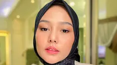 Selebgram dengan jumlah followers 2,7 juta followers ini dipuji banyak warganet yang terpesona dengan hijab hitam Dara Arafah. Dara kian pancarkan aura cantik saat memakai hijab hitam. Tak ayal, foto Dara Arafah pakai hijab ini banjir like dan komentar. (Liputan6.com/IG/@daraarafah)