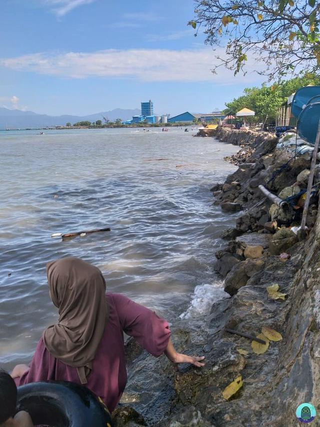 Wanita Ini Minta Foto Tangannya Diedit Pindah Depan, 8 Hasilnya Bikin Enggak Habis Pikir