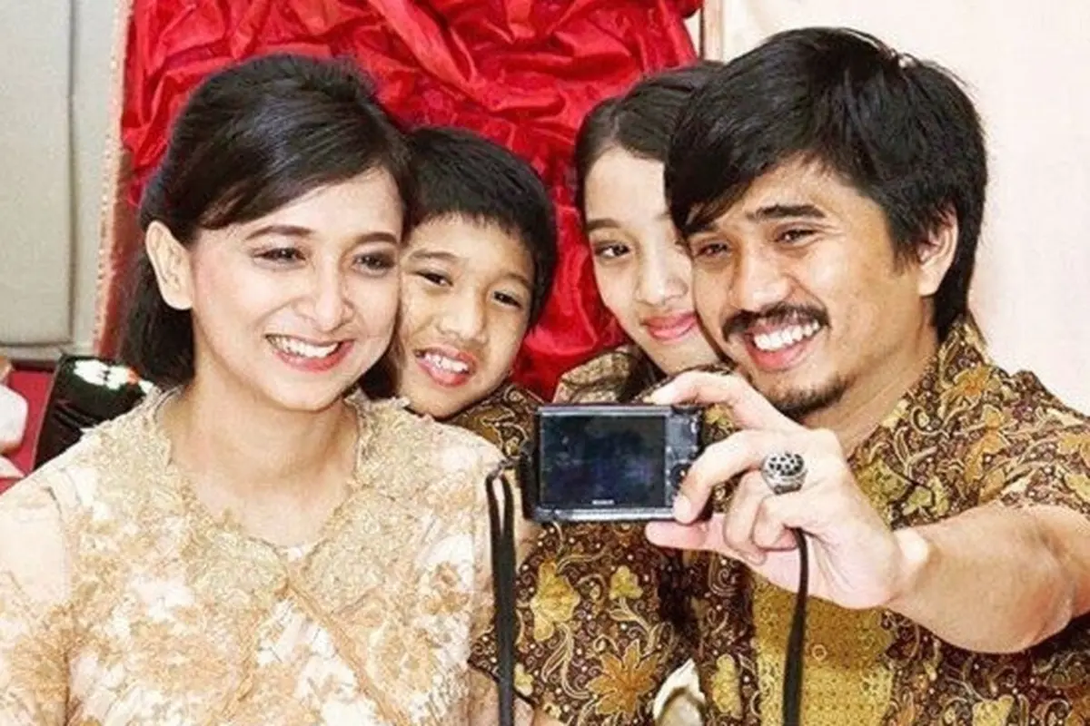 [Bintang] 5 Potret Rumah Tangga Vokalis Band yang Harmonis