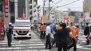 Orang-orang bereaksi setelah tembakan di Nara, Jepang barat. Jumat (8/7/2022). Mantan Perdana Menteri (PM) Jepang Shinzo Abe pingsan setelah ditembak di Nara. Beberapa media melaporkan bahwa Shinzo Abe ditembak dari belakang, kemungkinan dengan senapan. (Kyodo News via AP)