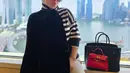 Dalam foto tersebut dia menyembunyikan perutnya dengan outer hitamnya. Dia juga memperlihatkan ekspresi wajah yang imut. (foto: Instagram/ princessyahrini)