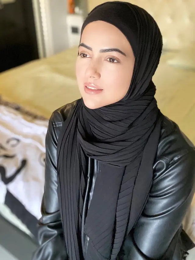Hijrah dan Pensiun dari Dunia Hiburan, ini 7 Potret Sana Khan Aktris Bollywood Pakai Hijab