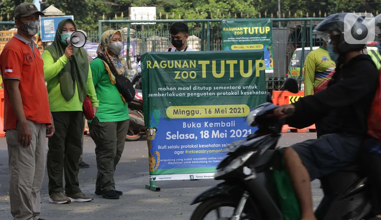 Petugas Satpol PP memberitahu warga terkait penutupan kawasan Kebun Binatang Ragunan, Jakarta, Minggu (16/5/2021). Sejumlah kawasan wisata di DKI Jakarta ditutup sementara untuk umum hingga 18 Mei 2021 untuk pemberlakukan penguatan protokol kesehatan COVID-19. (Liputan6.com/Helmi Fithriansyah)