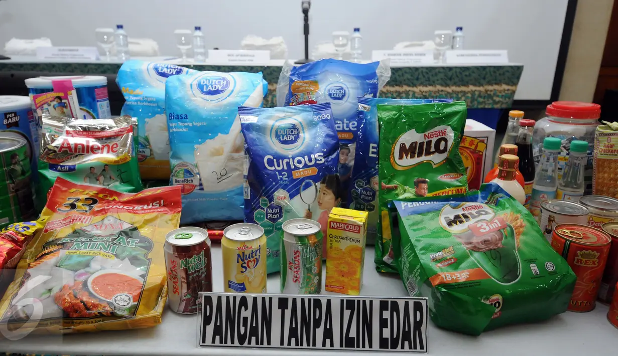 Beberapa contoh pangan illegal yang disita BPOM hasil operasi Opson V, Jakarta, Selasa (12/4/2016). Hasil operasi, BPOM menyita 12 truk pangan illegal dengan nilai lebih dari 6,3 miliar rupiah. (Liputan6.com/Helmi Fithriansyah)