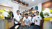 Penandatanganan prasasti peresmian gedung Hub UMK Jakarta Raya oleh General Manager PLN UID Jakarta Raya, Lasiran. (dok PLN Disjaya)