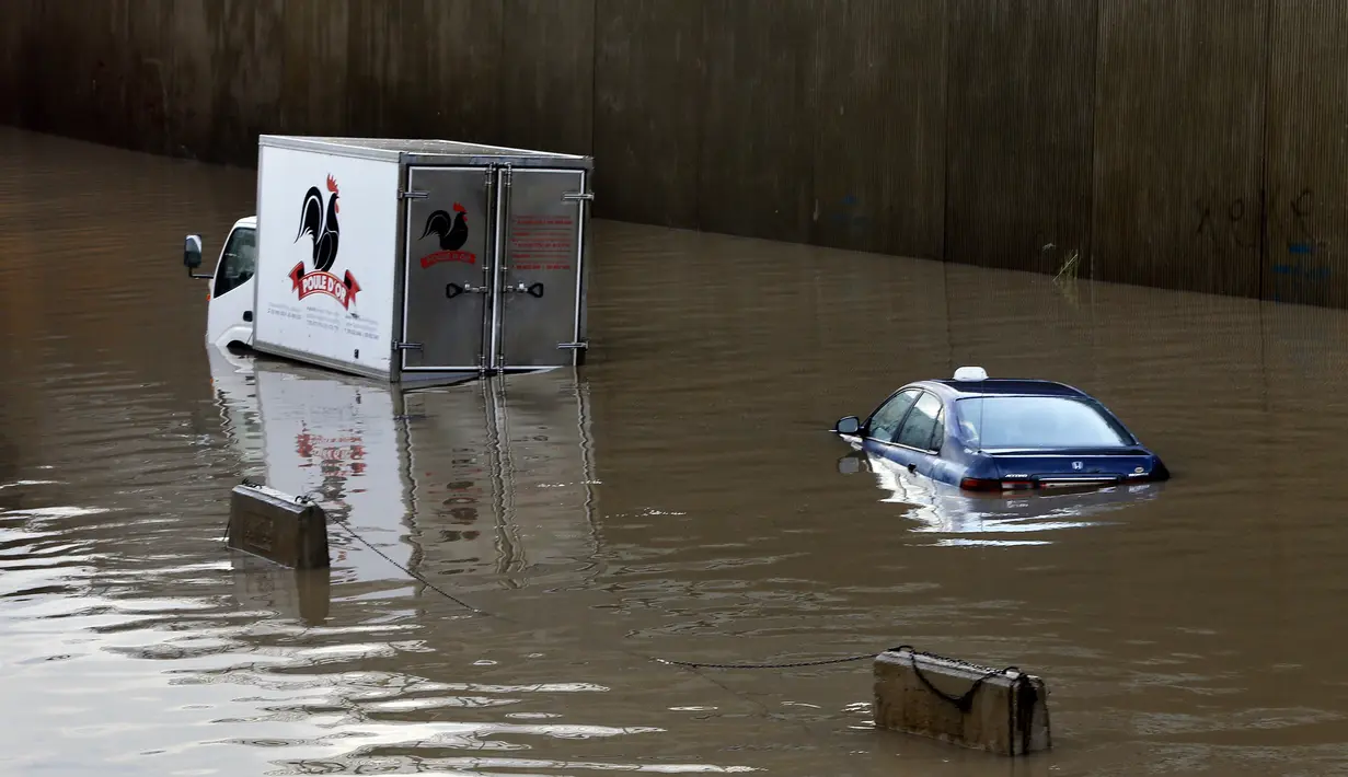 Truk dan mobil sedan terendam banjir di terowongan di pinggiran selatan Beirut Ouzai, Lebanon (9/12/2019). Hujan deras membuat sejumlah rumah dan kendaraan di Lebanon terendam banjir dan melumpuhkan daerah-daerah dari ibukota Beirut, Lebanon. (AP Photo/Bilal Hussein)