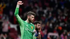 Meski lini belakang Manchester United sedang dalam kondisi buruk pada musim ini, David De Gea tetap mampu tampil konsisten menjaga gawang dari Setan Merah. Sebagai pemain yang sudah lama berseragam MU, ia layak dipertahankan oleh Erik Ten Hag musim depan. (AFP/Oscar Del Pozo)