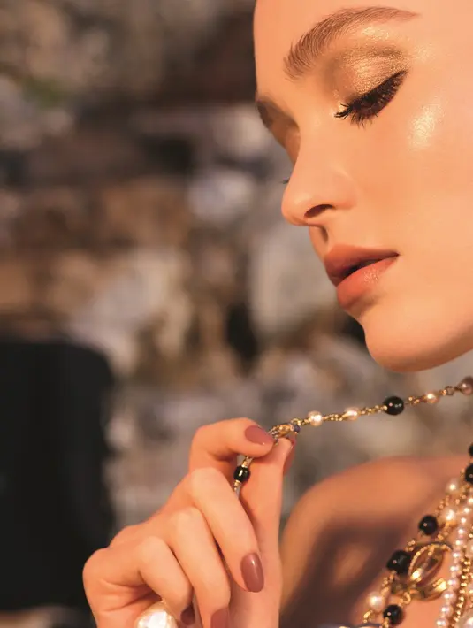 Mulai dari matahari Mediterania, laut yang tak berujung, aroma bunga jeruk, lavender segar yang baru mekar, hingga arsitektur sederhana dan mengundang dari vila Provencal yang damai bisa kamu rasakan dari koleksi makeup terbaru Chanel ini. Foto: Document/Chanel.