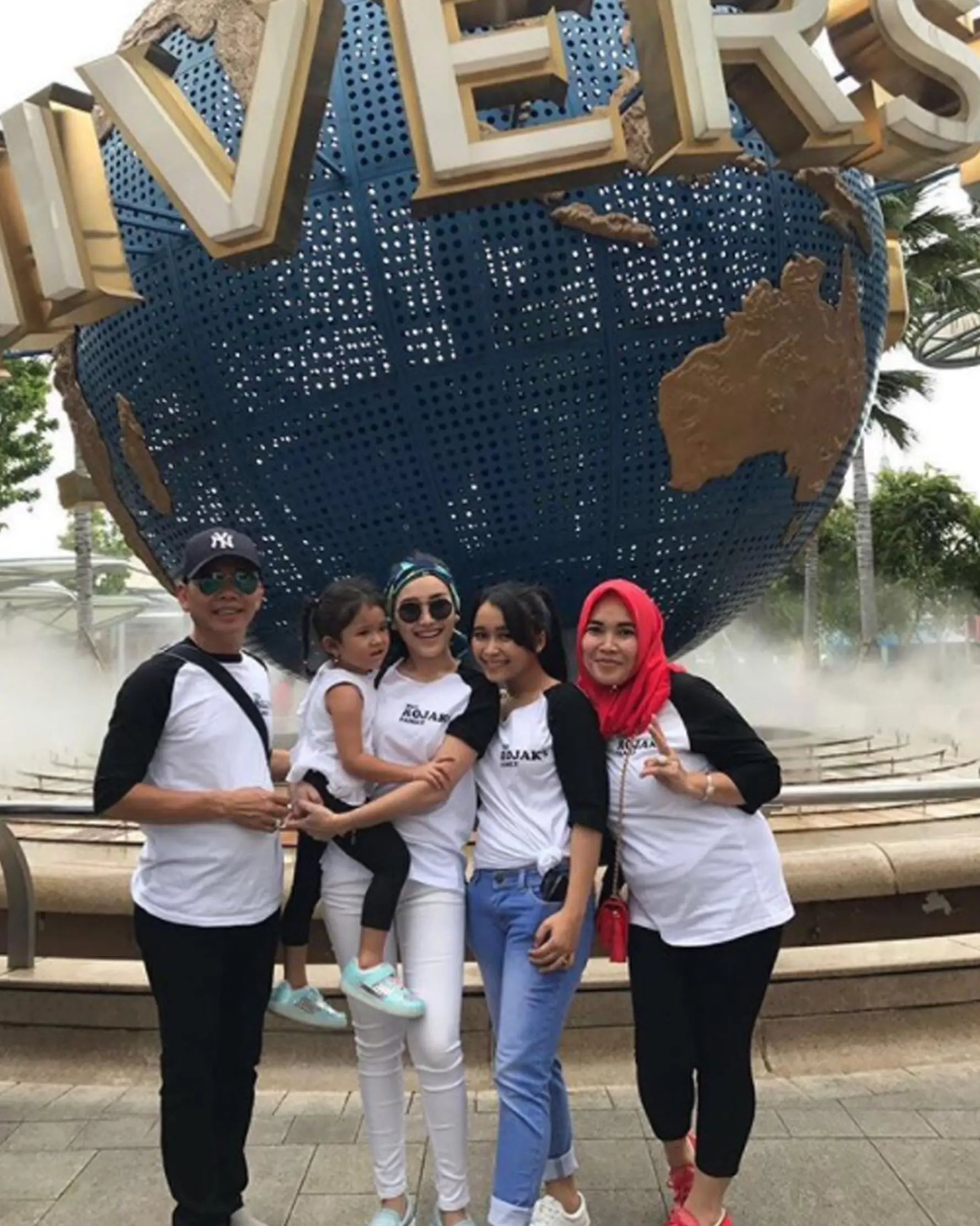 Ayu Ting Ting berlibur bersama keluarga di Singapura. (Instagram)