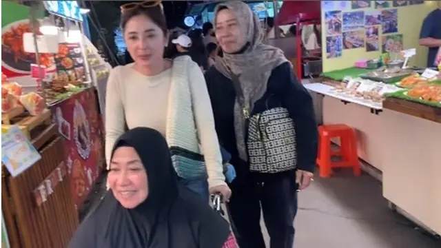 6 Potret Dewi Perssik dan Rully Liburan ke Thailand, Ajak Ibunda dan Anak