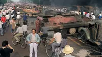 Foto memperlihatkan sejumlah tank dibakar pada 4 Juni 1989, usai menggilas sejumlah demonstran yang dikenal dengan Tragedi Tiananmen. (MANNY CENETA / AFP)