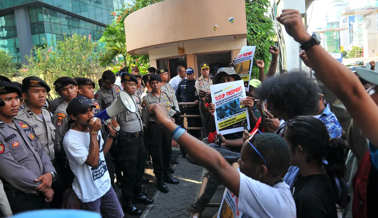 Massa yang tergabung dalam Front Rakyat Indonesia untuk West Papua dan Aliansi Mahasiswa Papua menggelar aksi di depan Kantor PT Freeport Indonesia, Jakarta, Kamis (29/3). (Merdeka.com/Iqbal S Nugroho)