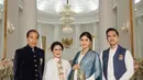 Jokowi tampil mengenakan beskap hitam berbahan velvet dengan kancing emas dan bros keemasan dipadukan bawahan kain batik biru. Sedangkan, Iriana mengenakan baju kurung putih kerah tinggi dengan motif keemasan dipadukan tuga bros dan bawahan kain batik biru.  [@riomotret]