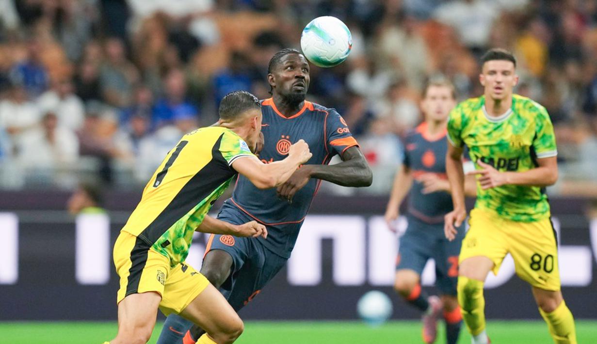 Pemain Sassuolo, Jay Idzes, berusaha menghadang pergerakan pemain Inter Milan, Marcus Thuram, pada matchday keempat Serie A 2025/2026 di Stadion Giuseppe Meazza, Senin (22/9/2025). (AP Photo/Antonio Calanni)