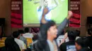 Para fans Manchester City merayakan gol yang dicetak oleh Rodri pada Roaring Night Liga Inggris antara Man City melawan Chelsea di Hotel Ibis, Tanah Abang, Jakarta, Minggu (18/02/2024) dini hari WIB. (Bola.com/Bagaskara Lazuardi)