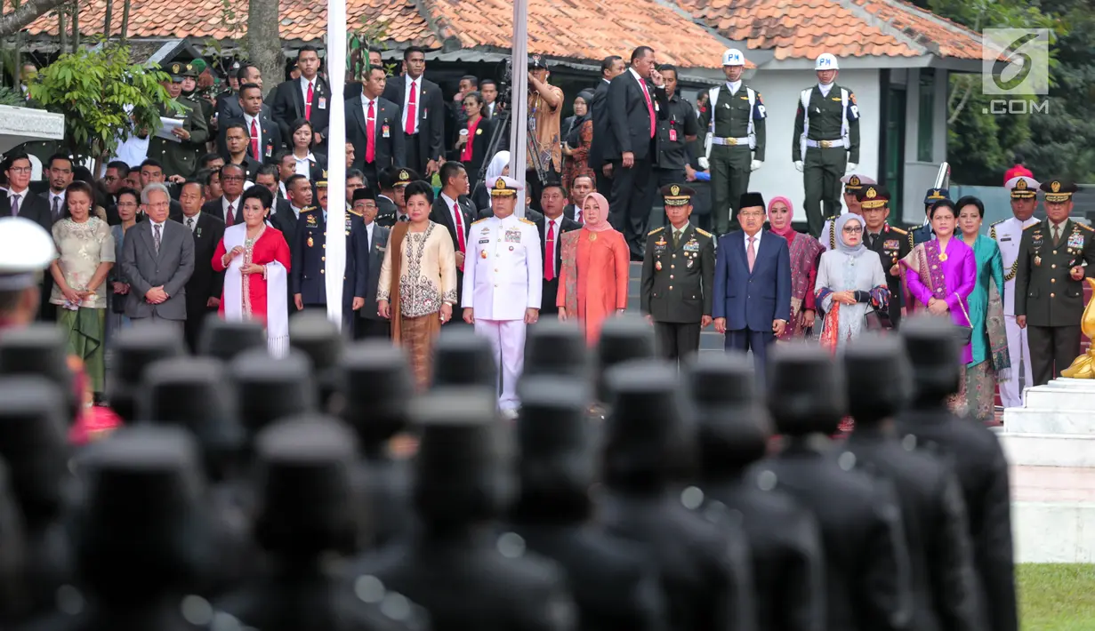 Wakil Presiden, Jusuf Kalla bersama jajaran menteri Kabinet Kerja mengikuti upacara Hari Kesaktian Pancasila, di Halaman Monumen Pancasila Sakti, Jakarta, Minggu (1/10). (Liputan6.com/Faizal Fanani)