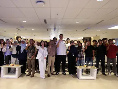 Para pembicara dan peserta Upstream Force We Are The Energy berfoto bersama usai seminar di Auditorium Lantai 2 Gedung Interdisciplinary Engineering Fakultas Teknik Universitas Indonesia (IDE FTUI), Depok, Jawa Barat, Selasa (4/11/2025). "Upstream Force We Are The Energy" merupakan slogan dan menjadi tema roadshow kampus yang dipersembahkan oleh Pertamina Hulu Energi (PHE), Subholding Hulu dari Pertamina, perusahaan minyak dan gas milik negara Indonesia. (Liputan6.com/Helmi Fithriansyah)