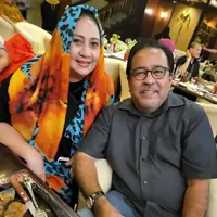Sudah 44 Tahun Berlalu, Ini 6 Potret Kebersamaan Rano Karno dan Yessy Gusman. (Foto: Instagram.com/si.rano)
