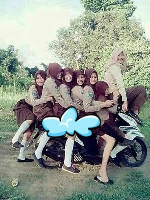 6 Potret Nyeleneh Anak Sekolah Naik Motor Bonceng Tiga, Posisinya Absurd