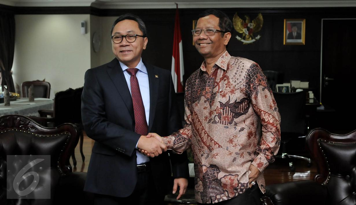 Ketua MPR Zulkifli Hasan (kiri) menerima kunjungan Mahfud MD selaku perwakilan Asosiasi Pengajar HTN dan HAN di Jakarta, Selasa (13/10). Pertemuan itu membahas rencana munas yang akan diadakan Asosiasi Pengajar HTN dan HAN. (Liputan6.com/Johan Tallo)