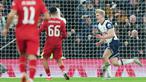 Pemain Tottenham Hotspur, Lucas Bergvall, melakukan selebrasi setelah mencetak gol ke gawang Liverpool dalam laga leg pertama semifinal Carabao Cup 2024/2025 yang digelar di Tottenham Hotspur Stadium, Kamis (9/1/2025) dini hari WIB. (AP Photo/Ian Walton)
