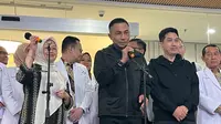 Bakal pasangan calon gubernur dan wakil gubernur Jakarta jalur independen Dharma Pongrekun-Kun Wardana usai menjalani tes kesehatan di RSUD Tarakan, Jakarta Pusat pada Minggu (1/9/2024). (Liputan6.com/Winda Nelfira)