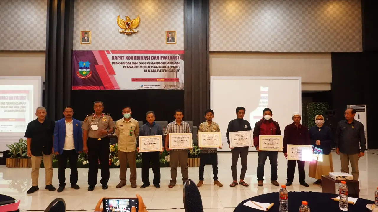 Perwakilan peternak menerima bantuan dana kerohiman wabah PMK di Garut, dari pemerintah daerah melalui dana BTT. (Liputan6.com/Jayadi Supriadin)