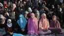 Sejumlah jamaah muslimah menunggu dimulainya salat Idul Fitri yang digelar di sebuah taman di Gaza, Palestina (25/6). (AP Photo / Khalil Hamra)