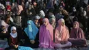 Sejumlah jamaah muslimah menunggu dimulainya salat Idul Fitri yang digelar di sebuah taman di Gaza, Palestina (25/6). (AP Photo / Khalil Hamra)