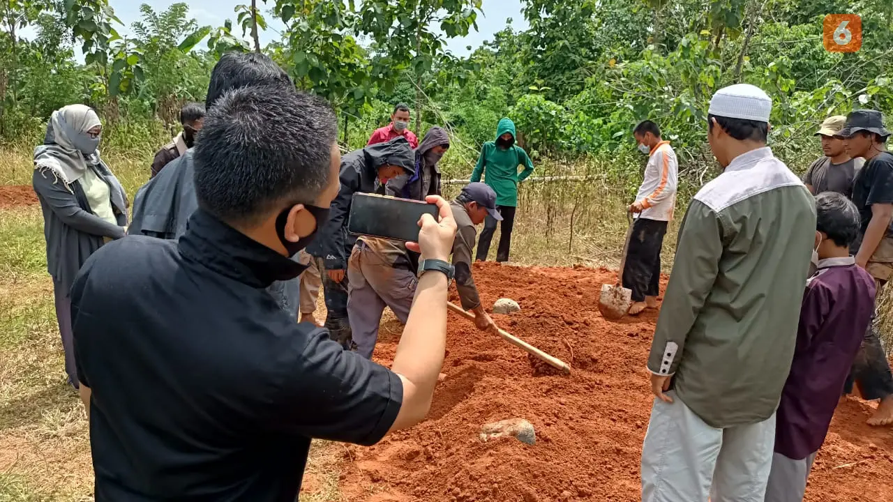 Proses pemakaman jenazah dua terduga teroris Makassar (Liputan6.com/Fauzan)
