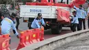 Petugas Dinas Perhubungan menata pembatas jalan untuk menutup sejumlah titik di kawasan Bundaran HI, Jakarta, (31/12). Gubernur DKI Jakarta Basuki Tjahaja Purnama mengatakan perayaan tahun baru akan dibagi dibeberapa wilayah. (Liputan6.com/Angga Yuniar)