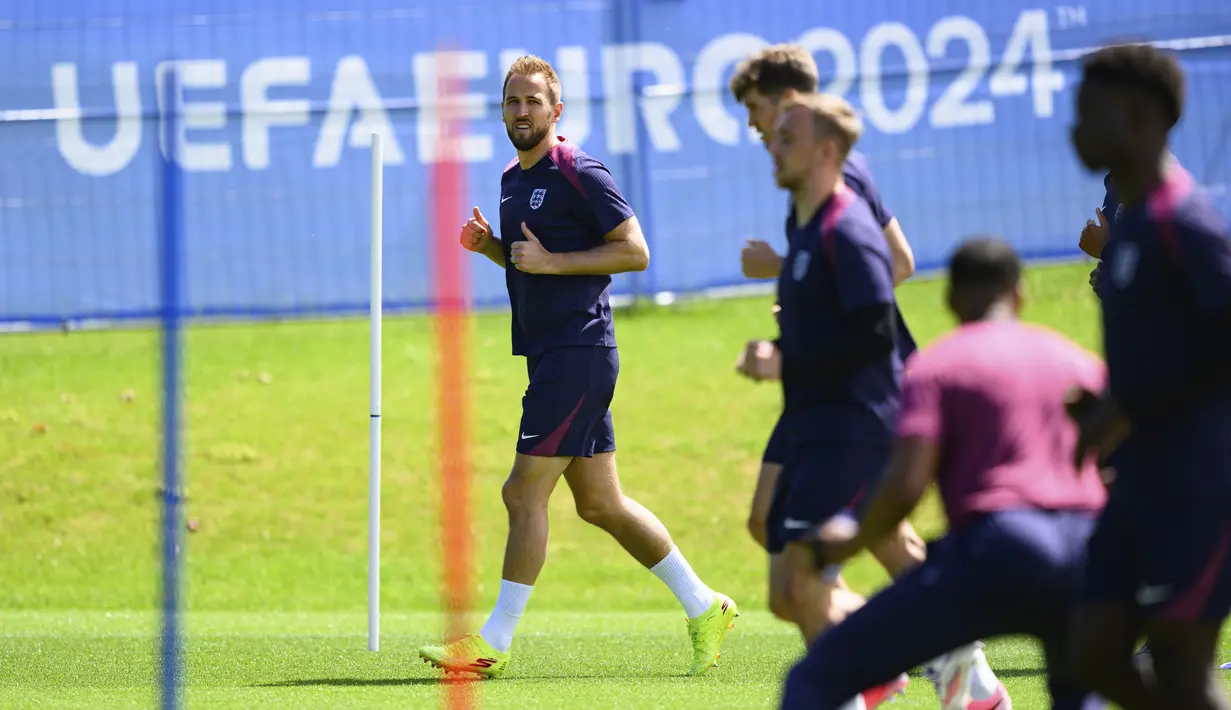 Penyerang Inggris Harry Kane menghadiri sesi Latihan menjelang laga final Euro 2024, di Blankenhain, Jerman, Sabtu (13/7/2024). (Robert Michael/dpa via AP)