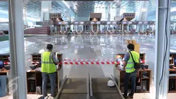 Pekerja mengerjakan proyek Terminal 3 Ultimate Bandara Soekarno-Hatta, Tangerang, (8/6). Pengoperasian terminal ini menunggu commissioning final yang akan dilaksanakan Garuda Indonesia dan perolehan izin operasi dari Kemenhub. (Liputan6.com/Angga Yuniar)